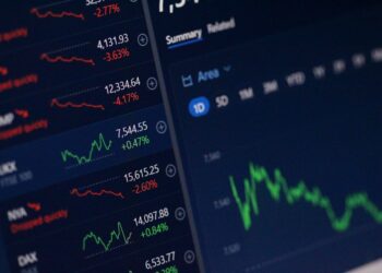Les traders du FTSE 100 surveillent les écrans alors que les prix du pétrole et les signaux de taux pèsent sur les marchés londoniens