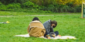 family-picnic-london-park-blanket-unsplash - LONDONwebzine A family spreads out a picnic blanket on the grass in one of London's sunny parks on a summer afternoon