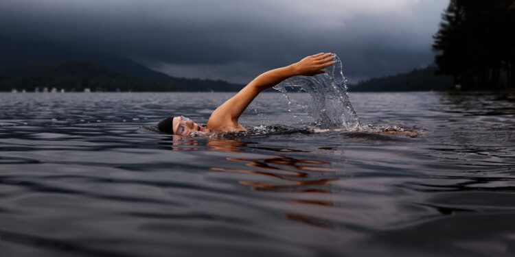outdoor-swimming-woman-unsplash - LONDONwebzine A woman enjoying wild swimming in a calm outdoor pond surrounded by greenery in London