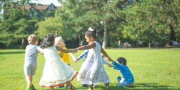 children-running-in-park-summer-unsplash - LONDONwebzine children running through a green Royal Park in London, enjoying free outdoor activities for London kids during the summer.