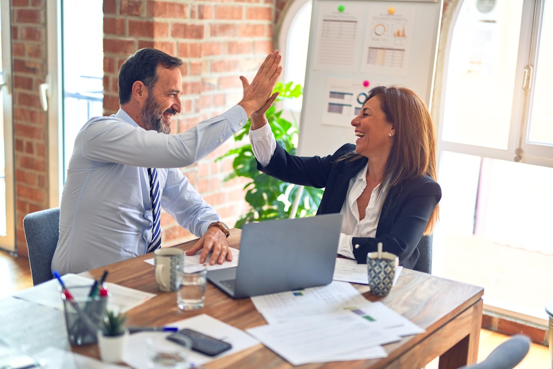 A senior mentor guides a young entrepreneur through regulatory strategy as part of a London fintech accelerators programme.