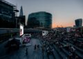 audience-watching-outdoor-theatre-london-park-unsplash - LONDONwebzine A crowd of people watching a free outdoor theatre performance in a London park during summer