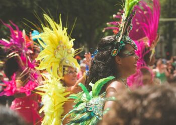 Un danseur en costume se produisant au Carnaval de Notting Hill devant la foule sur Ladbroke Grove