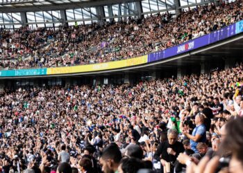 Des supporters divers dans les tribunes de l'Oval expérimentant l'économie du cricket lors d'un match de test d'Angleterre en direct dans le sud de Londres