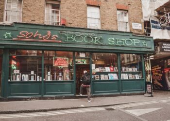 Une femme parcourt attentivement les étagères d'une des librairies indépendantes de Londres par un après-midi d'été