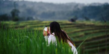woman-traveller-rice-terraces-bali-unsplash - LONDONwebzine A London traveller exploring rice terraces in Bali, one of the most popular long-haul destinations for Londoners in autumn