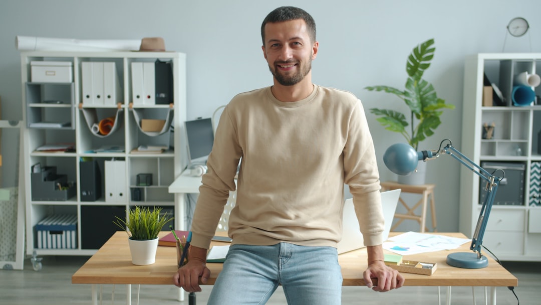 Um empreendedor focado a trabalhar numa secretária de coworking num espaço de trabalho flexível e moderno em Londres