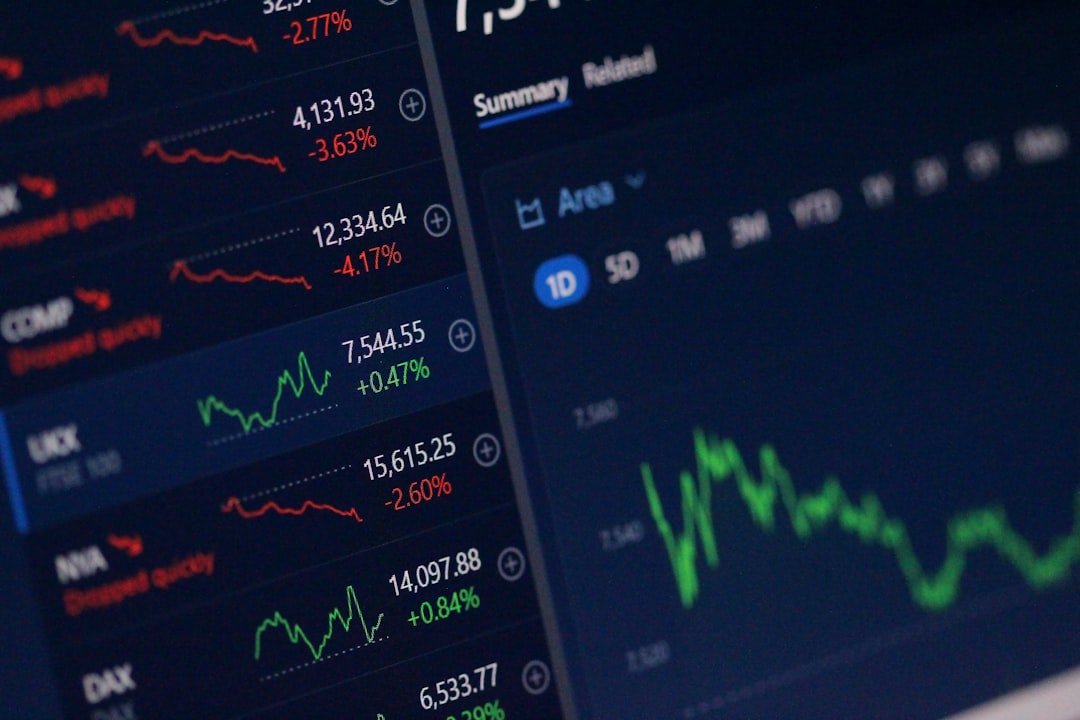 I trader del FTSE 100 monitorano gli schermi mentre i prezzi del petrolio e i segnali sui tassi pesano sui mercati di Londra