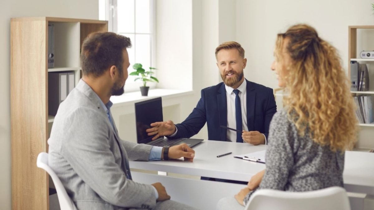 Un investitore immobiliare esamina i documenti a una scrivania, prendendo decisioni sugli immobili londinesi in un moderno ambiente d'ufficio
