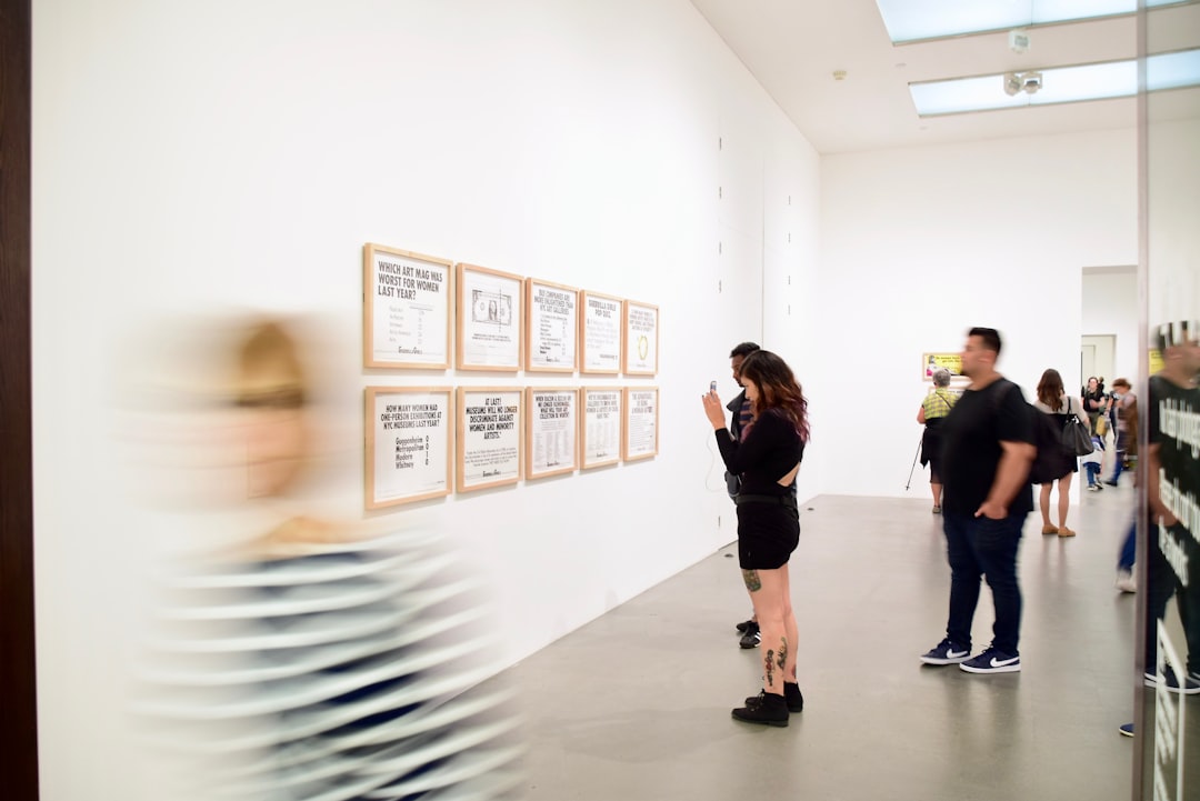 Un visitatore si trova davanti a una grande scultura a specchio alla mostra di Anish Kapoor alla Hayward Gallery, Southbank Londra