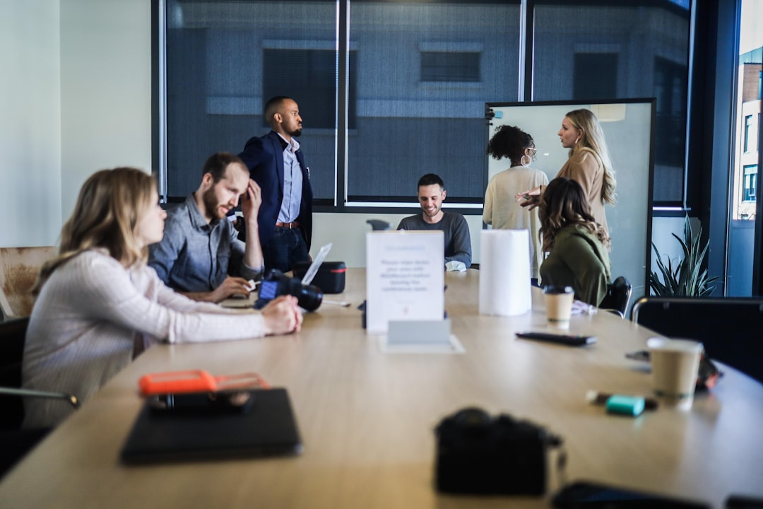 Un fondatore in fase iniziale presenta il suo business plan agli investitori all'interno di una sala riunioni del programma di acceleratori fintech della City.