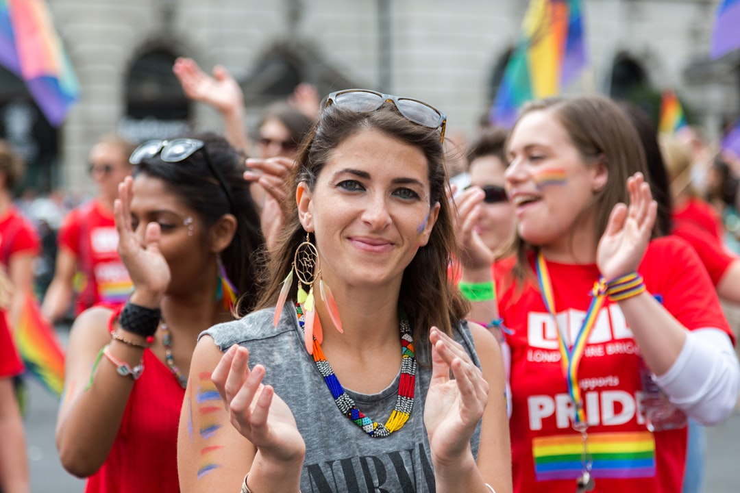 Una folla gioiosa di persone che sventola bandiere arcobaleno durante il Pride a Londra lungo il percorso della parata