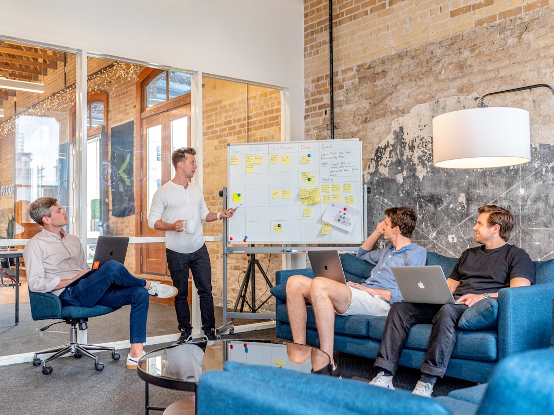 Uma fundadora de uma startup de Londres apresenta um pitch de financiamento pré-semente a um grupo de investidores anjo numa sala de reuniões moderna