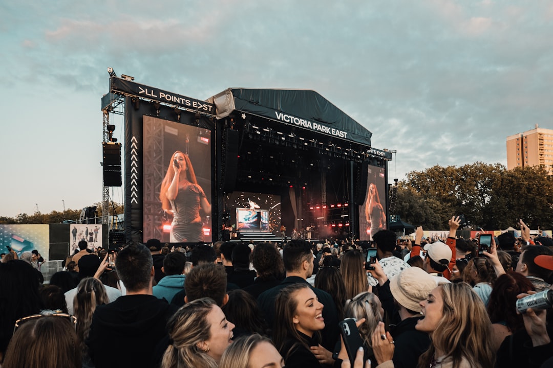 Una folla di visitatori che si gode un evento comunitario gratuito all'aperto al Lambeth Country Show a Brockwell Park, nel sud di Londra