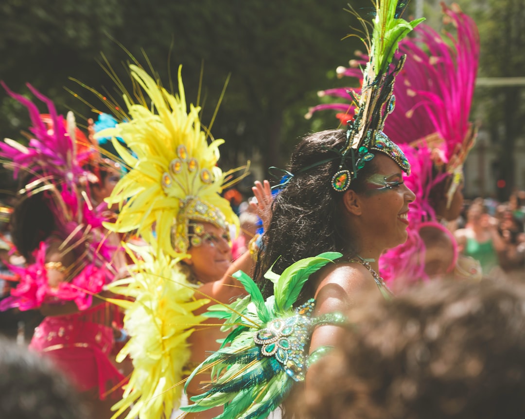 Un bailarín disfrazado actuando en el Notting Hill Carnival frente a la multitud en Ladbroke Grove