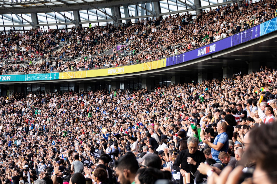 Fan diversi sugli spalti a The Oval che sperimentano l'economia del cricket di un Test match inglese dal vivo nel sud di Londra