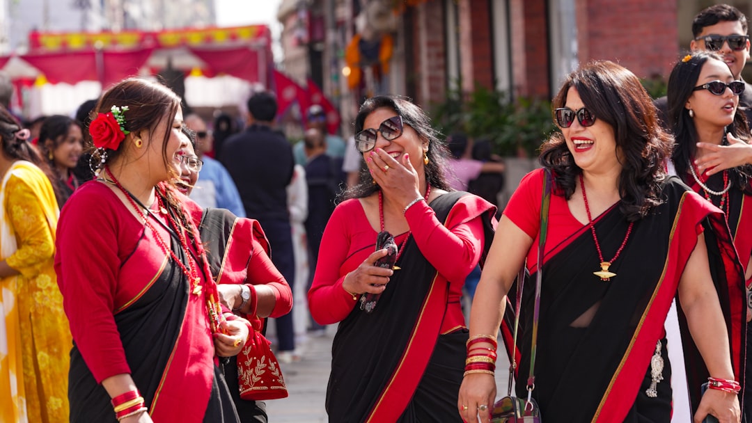 Una mujer del sur de Asia con ropa tradicional celebra el Día de la Independencia en un evento comunitario en Londres