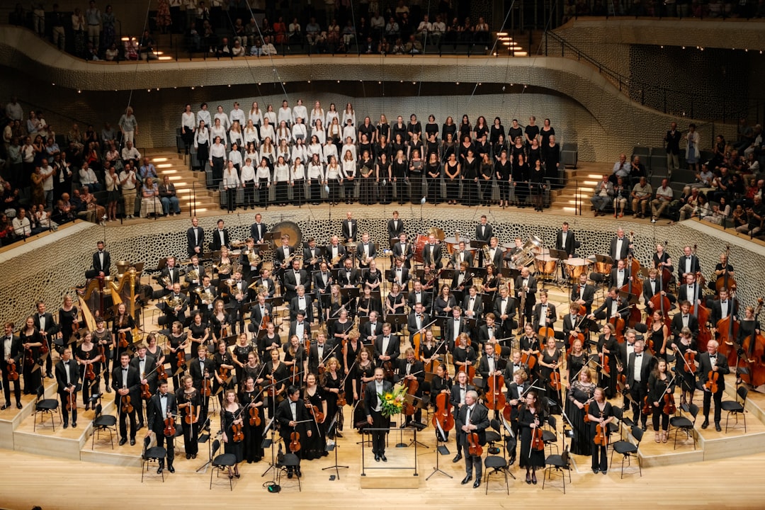 Una donna tra il pubblico ai BBC Proms sorride mentre ascolta un'esibizione orchestrale alla Royal Albert Hall