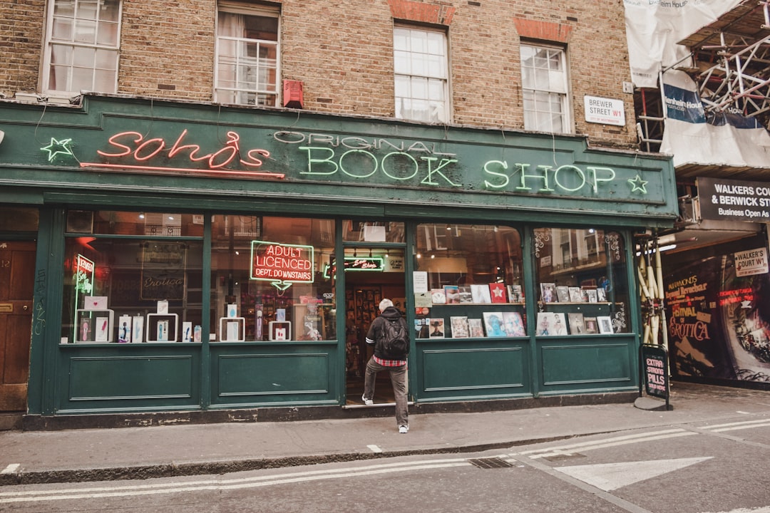Una donna che sfoglia con cura gli scaffali all'interno di una delle librerie indipendenti di Londra in un pomeriggio d'estate