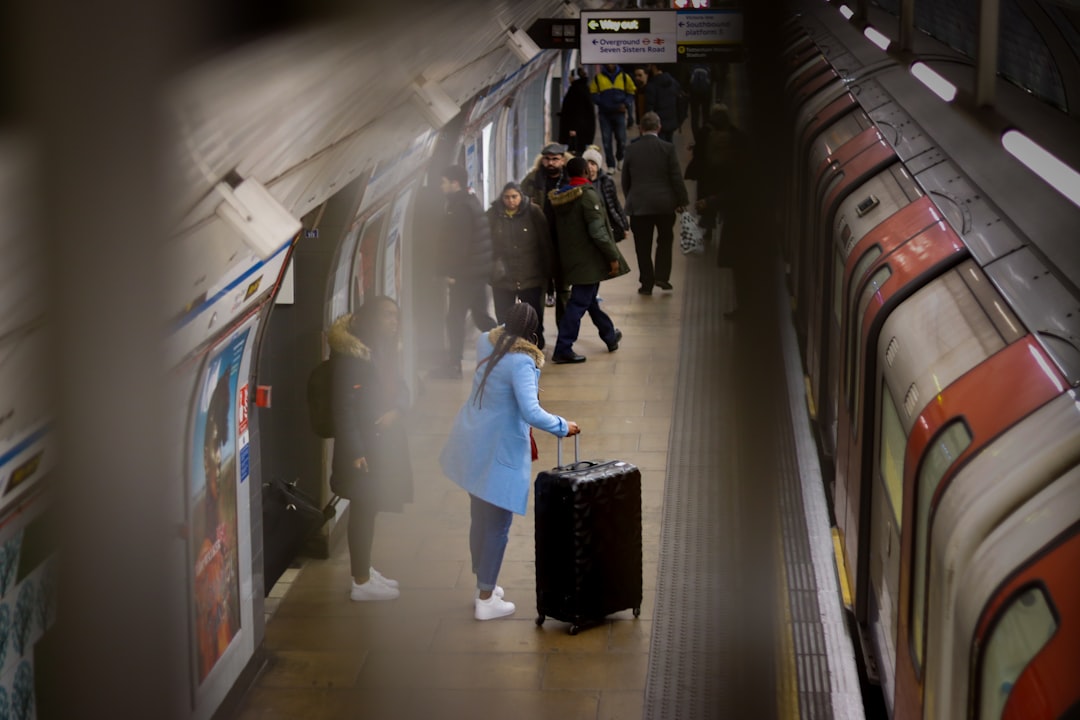 Une femme souriante montant à bord d'un train Eurostar à la gare St Pancras International, prête pour l'une des meilleures escapades urbaines au départ de Londres