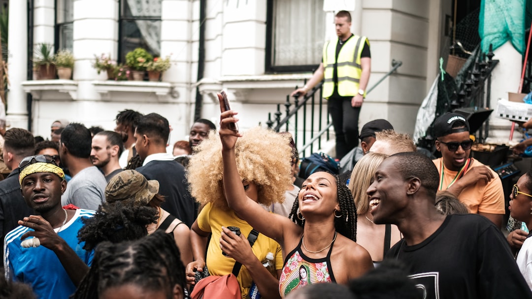 Un visitante de la comunidad nigeriana de Londres de pie ante un cuadro en una gran exposición de arte